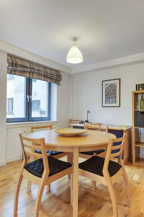 Apartment *Amazing Location!*In Heart Of The City. 2Br & Cot Edinburgh